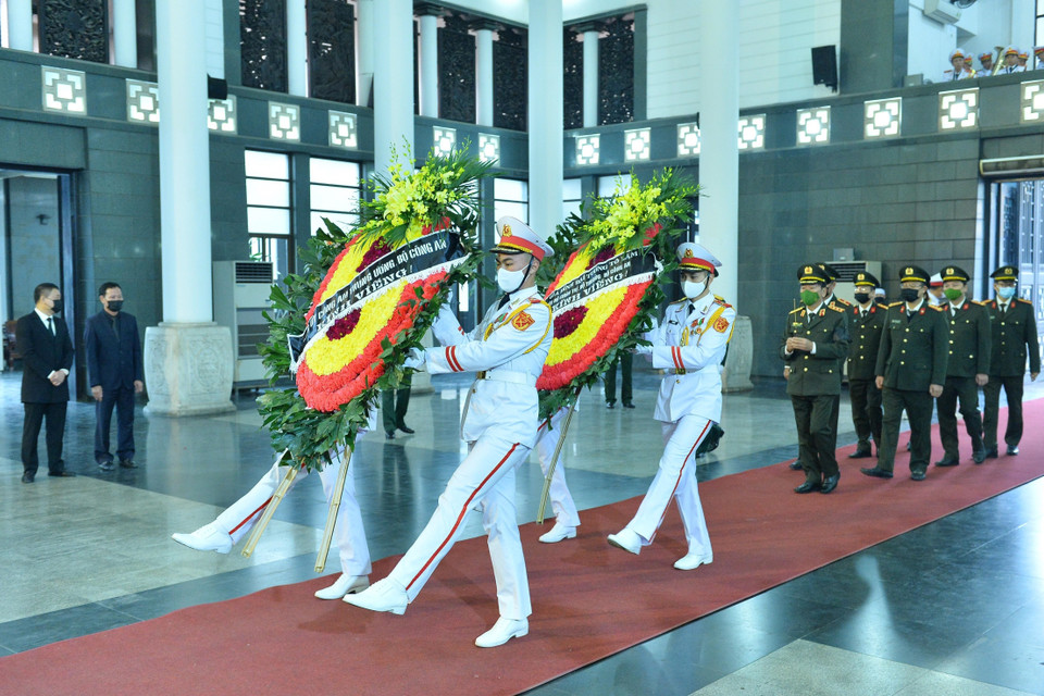 Đoàn đại biểu quân đội vào viếng ông Vũ Oanh. (Ảnh: Minh Đức/TTXVN)