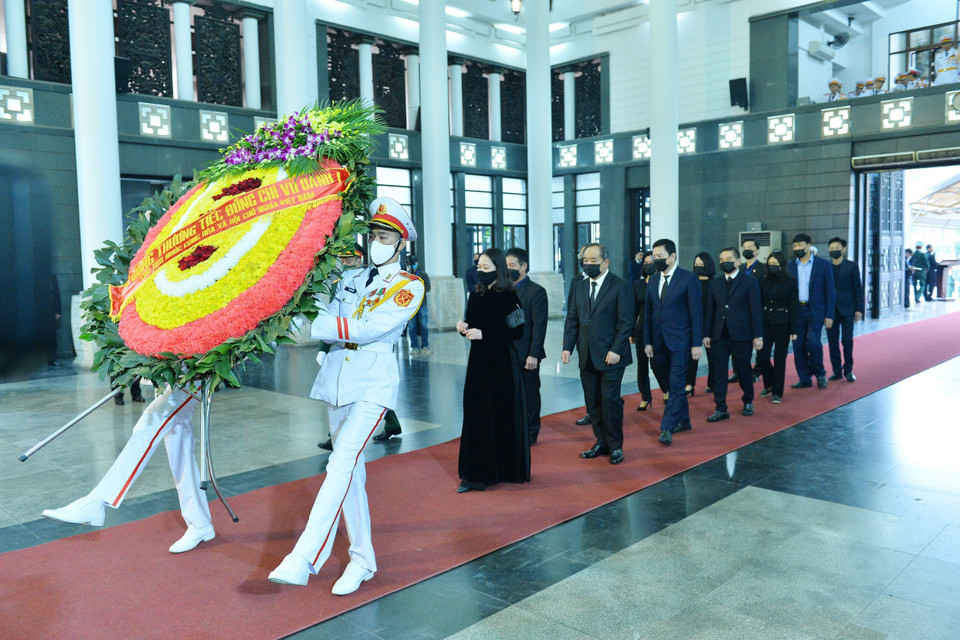 Phó chủ tịch nước Võ Thị Ánh Xuân dẫn đầu đoàn đại biểu vào viếng ông Vũ Oanh. (Ảnh: Minh Đức/TTXVN)