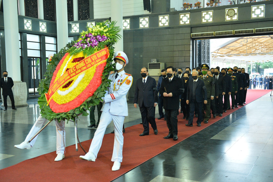 Sáng 11/12, lễ tang ông Vũ Oanh, Ủy viên dự khuyết Ban Chấp hành Trung ương Đảng khóa IV, Ủy viên Trung ương Đảng các khóa V, VI, VII, Bí thư Trung ương Đảng khóa VI, Ủy viên Bộ Chính trị khóa VII, Phụ trách công tác Dân vận của Đảng, nguyên: Bí thư Tỉnh ủy Hà Nam, Phó Trưởng Ban Tổ chức Trung ương, Ủy viên Ban Chỉ đạo 79 Trung ương, Trưởng ban Nông nghiệp Trung ương, Chủ nhiệm Ủy ban Kinh tế kế hoạch và Ngân sách của Quốc hội, Trưởng ban Kinh tế Trung ương, Ủy viên Đoàn Chủ tịch Ủy ban Trung ương Mặt trận Tổ quốc Việt Nam; Chủ tịch Hội Khuyến học Việt Nam, Chủ tịch Hội Người cao tuổi Việt Nam, Chủ tịch Hội Giáo dục chăm sóc sức khỏe cộng đồng Việt Nam, Chủ tịch Câu lạc bộ Thăng Long; đại biểu Quốc hội các khóa VIII, IX, được tổ chức trang trọng theo Nghi thức lễ tang cấp Nhà nước, tại Nhà tang lễ Quốc gia, số 5 Trần Thánh Tông, Hà Nội. Trong ảnh: Đoàn đại biểu Ban chấp hành Trung ương Đảng do Chủ tịch Quốc hội Vương Đình Huệ dẫn đầu vào viếng ông Vũ Oanh. (Ảnh: Minh Đức/TTXVN)