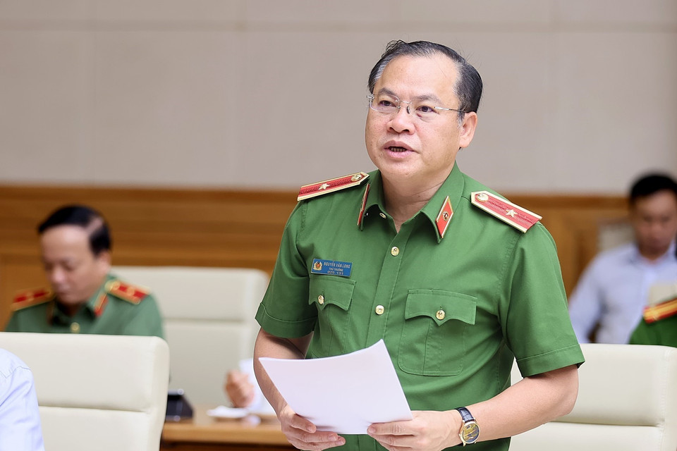 Thứ trưởng Bộ Công an Nguyễn Văn Long báo cáo về công tác tăng cường phòng cháy, chữa cháy. (Ảnh: Dương Giang/TTXVN)