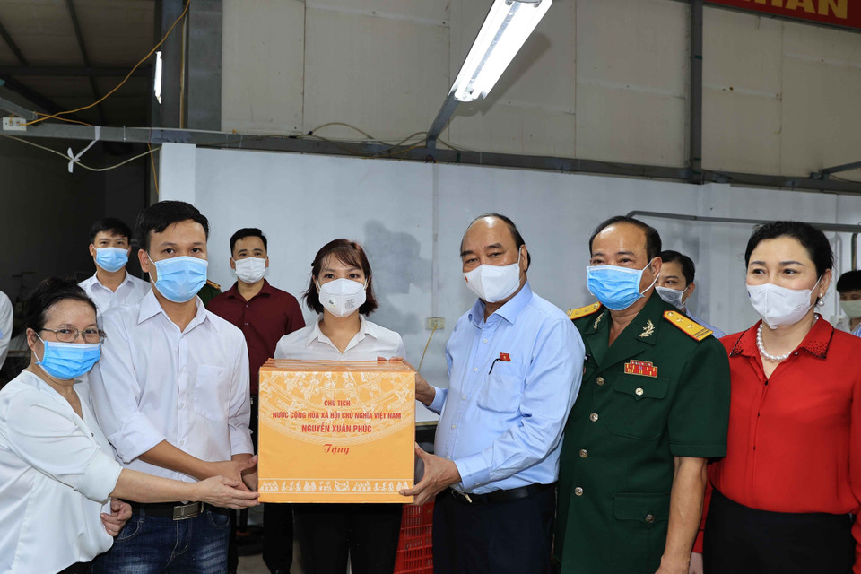 Đầu tháng Bảy, Chủ tịch nước Nguyễn Xuân Phúc đã ký quyết định tặng quà cho các đối tượng chính sách dịp 27/7 năm nay. (Ảnh: Thống Nhất/TTXVN)