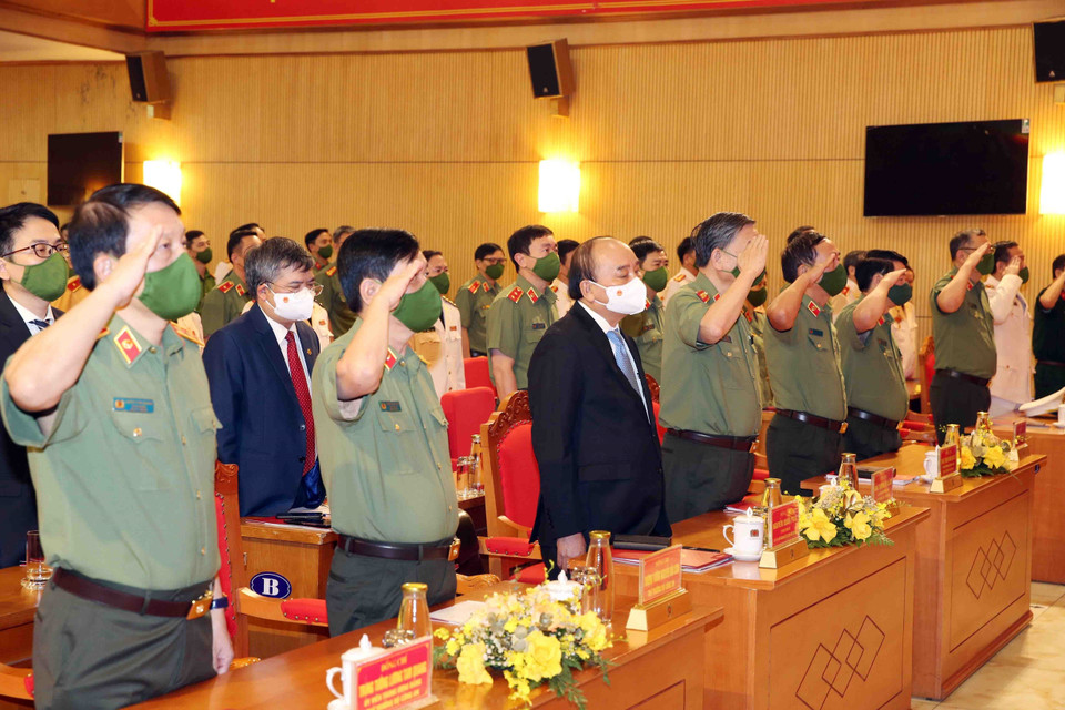 Chủ tịch nước Nguyễn Xuân Phúc và các đại biểu thực hiện nghi thức chào cờ. (Ảnh: Phạm Kiên/TTXVN)