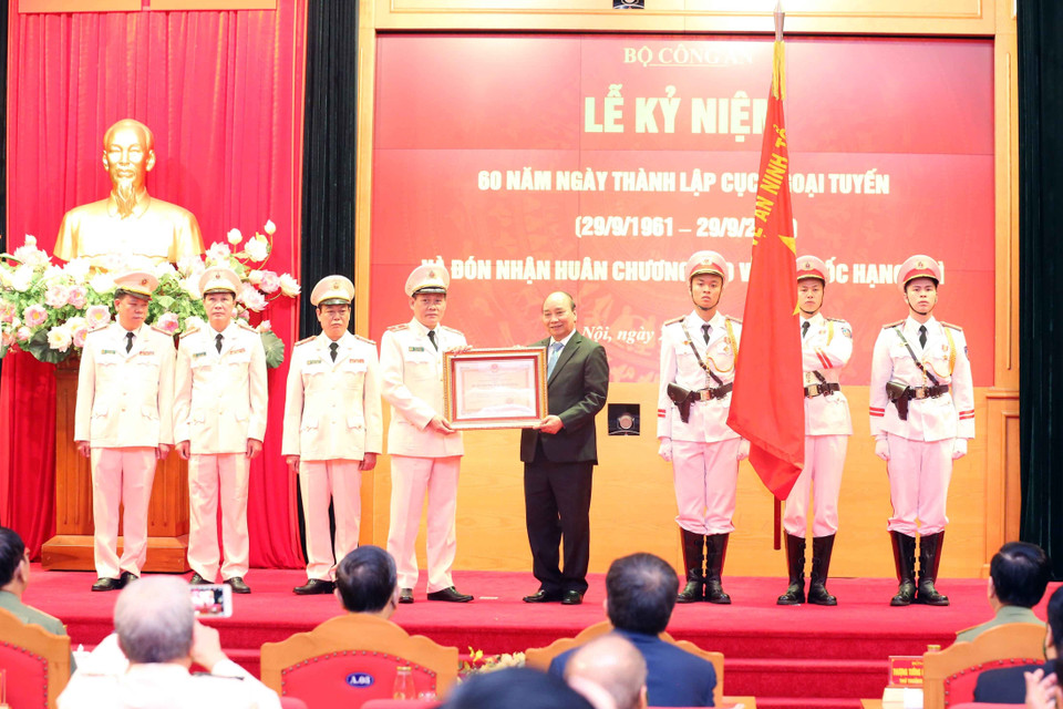 Chủ tịch nước Nguyễn Xuân Phúc trao Huân chương Bảo vệ Tổ quốc hạng Nhì tặng Cục Ngoại tuyến, Bộ Công an. (Ảnh: Phạm Kiên/TTXVN)