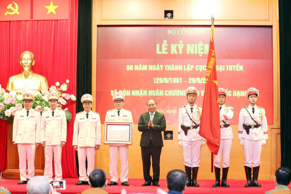 Chủ tịch nước Nguyễn Xuân Phúc trao Huân chương Bảo vệ Tổ quốc hạng Nhì tặng Cục Ngoại tuyến, Bộ Công an. (Ảnh: Phạm Kiên/TTXVN)