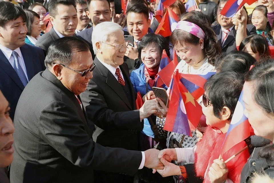 Tổng Bí thư Nguyễn Phú Trọng và Tổng Bí thư, Chủ tịch nước Lào Bounnhang Vorachith với nhân dân Thủ đô Hà Nội (sáng 19/12/2017). (Ảnh: Phương Hoa/TTXVN)