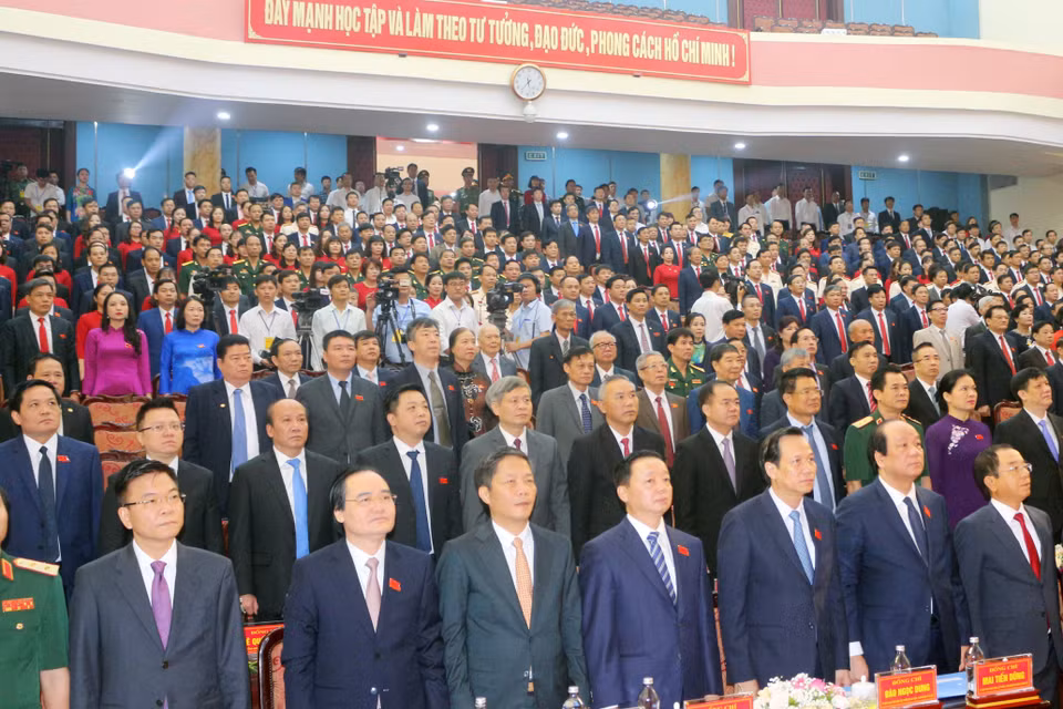 Các đại biểu thực hiện nghi lễ chào cờ tại Đại hội đại biểu Đảng bộ tỉnh Hà Nam lần thứ XX, nhiệm kỳ 2020-2025. (Ảnh Đại Nghĩa/TTXVN)