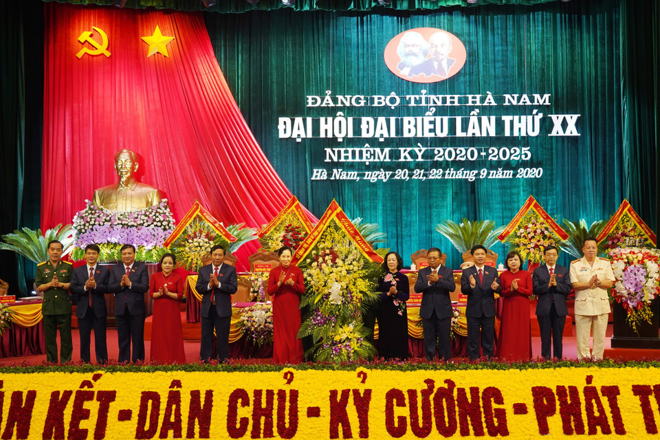 Bà Trương Thị Mai, Ủy viên Bộ Chính trị, Bí thư Trung ương Đảng, Trưởng Ban dân vận Trung ương tặng hoa chúc mừng Đại hội. (Ảnh Đại Nghĩa/TTXVN)