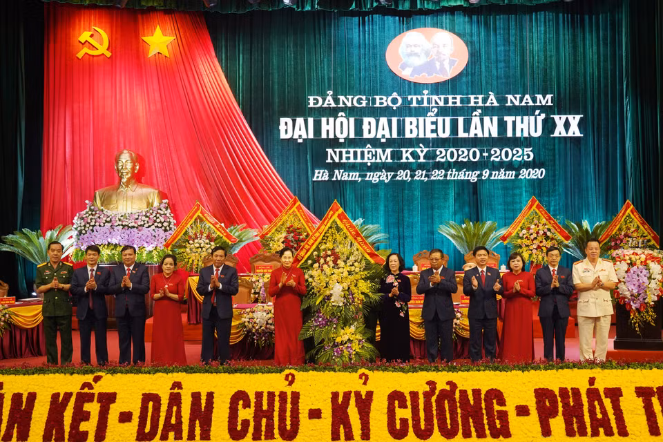 Bà Trương Thị Mai, Ủy viên Bộ Chính trị, Bí thư Trung ương Đảng, Trưởng Ban dân vận Trung ương tặng hoa chúc mừng Đại hội. (Ảnh Đại Nghĩa/TTXVN)