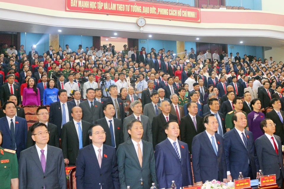 Các đại biểu thực hiện nghi lễ chào cờ tại Đại hội đại biểu Đảng bộ tỉnh Hà Nam lần thứ XX, nhiệm kỳ 2020-2025. (Ảnh Đại Nghĩa/TTXVN)
