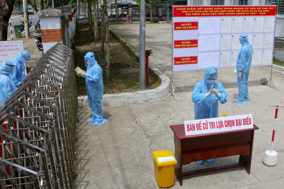 Tổ chức bầu cử tại khu cách ly tập trung, bệnh viện, cơ sở y tế. (Ảnh: Duy Khương/TTXVN)