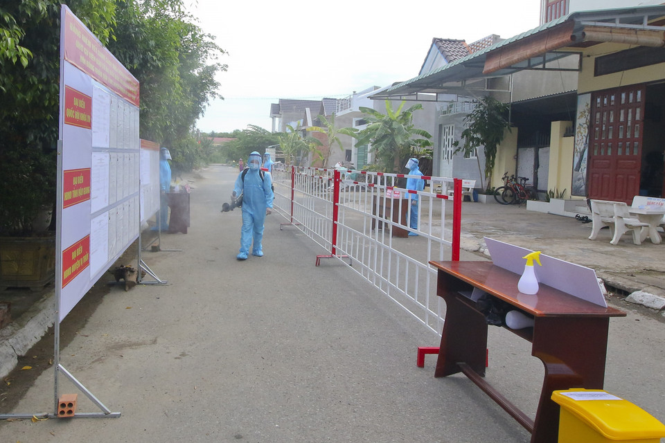 Phun hóa chất khử khuẩn khu vực bỏ phiếu tại vùng cách ly y tế trong khu dân cư (khu vực phong tỏa) sau khi hoàn tất công tác bầu cử. (Ảnh: Duy Khương/TTXVN)