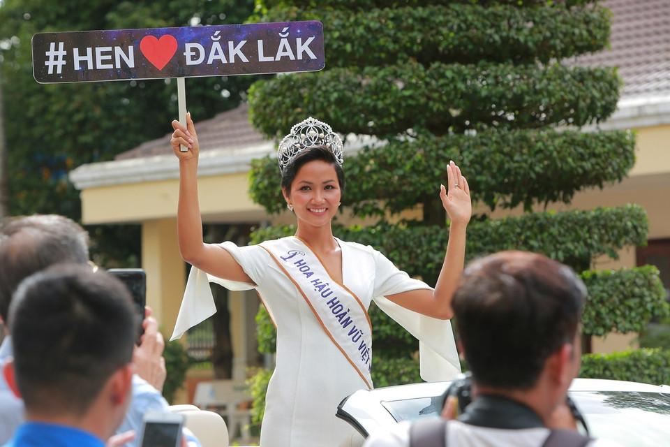 H’hen Niê, dân tộc Ê Đê (Đắk Lắk) đăng quang Hoa hậu Hoàn vũ Việt Nam năm 2017, Top 5 người đẹp vĩnh hằng Thế giới. (Nguồn: TTXVN)