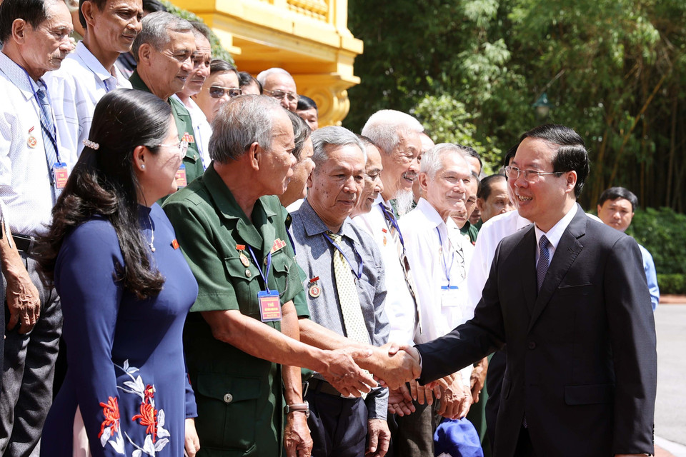 Sáng 30/5, tại Phủ Chủ tịch, Chủ tịch nước Võ Văn Thưởng gặp mặt thân mật Đoàn đại biểu người có công với cách mạng tỉnh Vĩnh Long nhân dịp ra thăm Thủ đô Hà Nội. (Ảnh: Thống Nhất/TTXVN)
