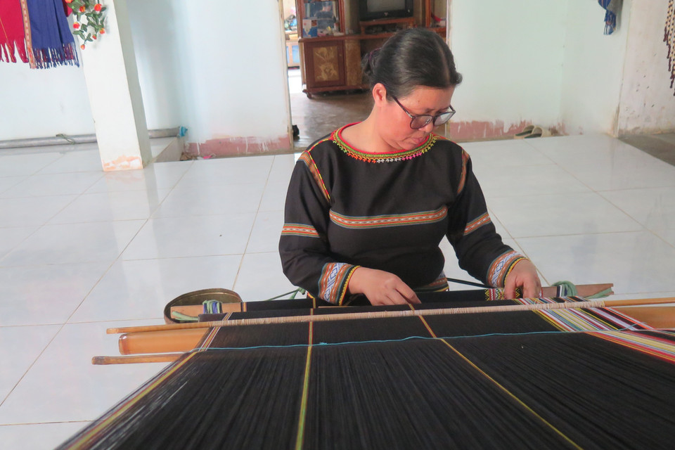 Nghệ nhân Y Thúy, thôn Đak KRăk, xã Hòa Bình, thành phố Kon Tum là một trong những nghệ nhân dệt thổ cẩm “gạo cội” tại Kon Tum. (Ảnh: Dư Toán/TTXVN)