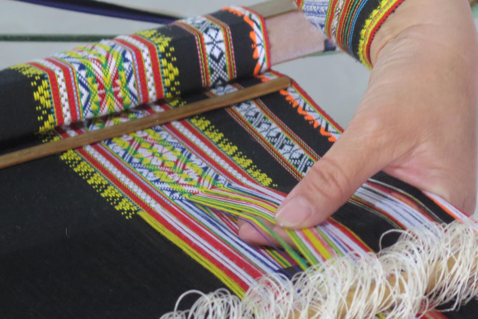 Mỗi hoa văn, họa tiết trên thổ cẩm đều mang ý nghĩa riêng biệt, do các nghệ nhân sáng tạo ra. (Ảnh: Dư Toán/TTXVN)