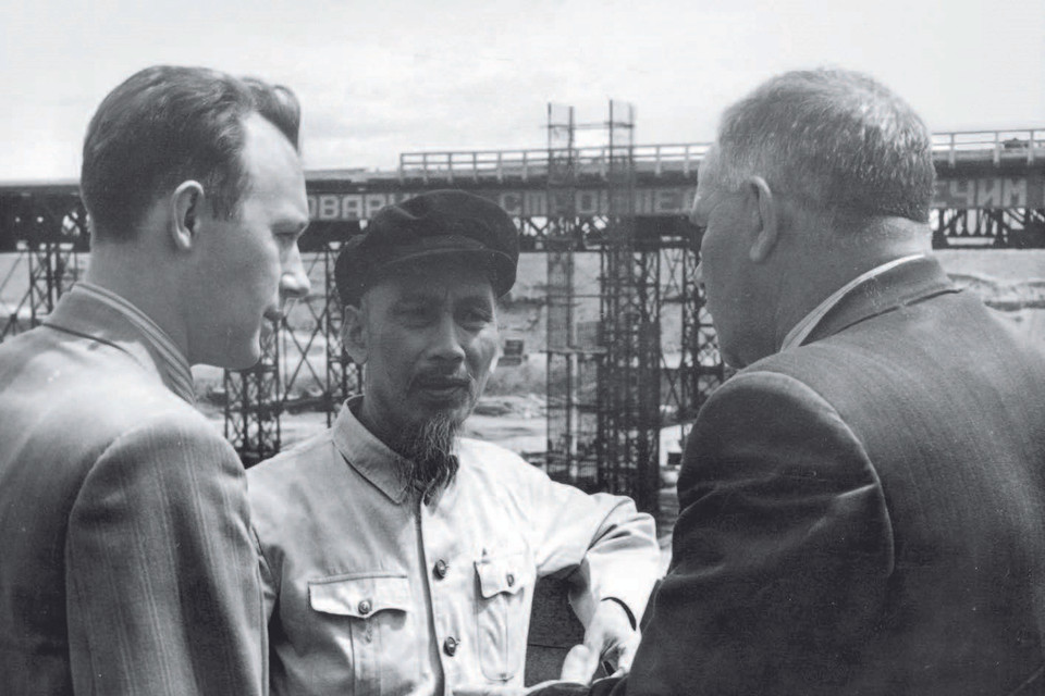Bác Hồ thăm công trường xây dựng Nhà máy thủy điện Irkutsk trên sông Angara. (Nguồn: TTXVN)