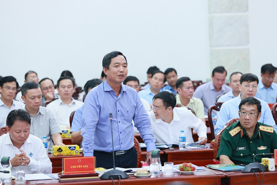 Đại diện chuyên gia góp ý kiến về tình trạng sạt lở bờ sông, bờ biển. (Ảnh: Dương Giang/TTXVN)