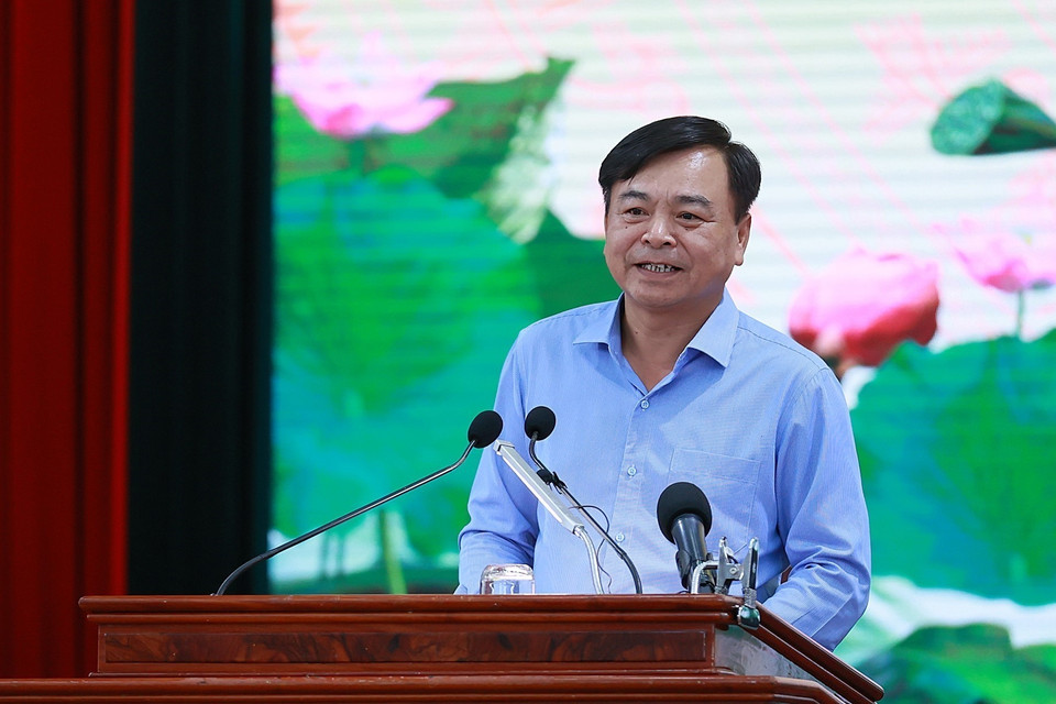 Thứ trưởng Bộ Nông nghiệp và Phát triển Nông thôn Nguyễn Hoàng Hiệp báo cáo tình hình sạt lở bờ sông, bờ biển vùng Đồng bằng sông Cửu Long. (Ảnh: Dương Giang/TTXVN)