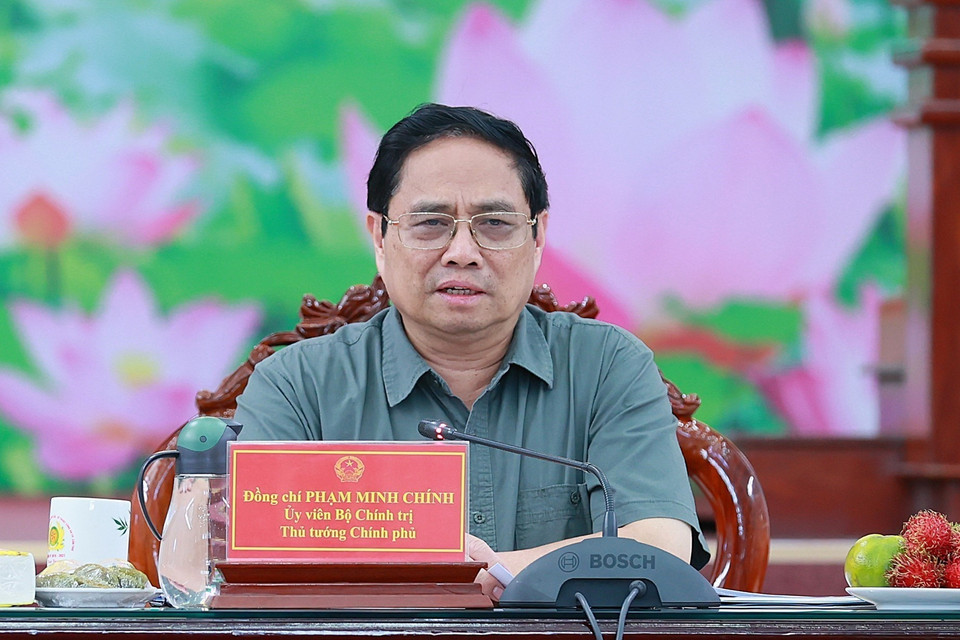 Thủ tướng Phạm Minh Chính làm việc với các tỉnh vùng Đồng bằng sông Cửu Long về tình hình sạt lở bờ sông, bờ biển. (Ảnh: Dương Giang/TTXVN)