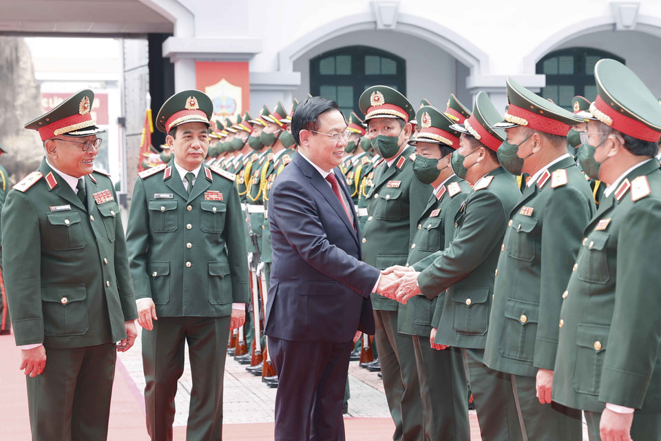 Nhân dịp Xuân Nhâm Dần 2022, chiều 7/2, tại Hà Nội, Chủ tịch Quốc hội Vương Đình Huệ đến thăm, làm việc và chúc Tết cán bộ, sỹ quan Tổng cục II, Bộ Quốc phòng. (Ảnh: Doãn Tấn/TTXVN)