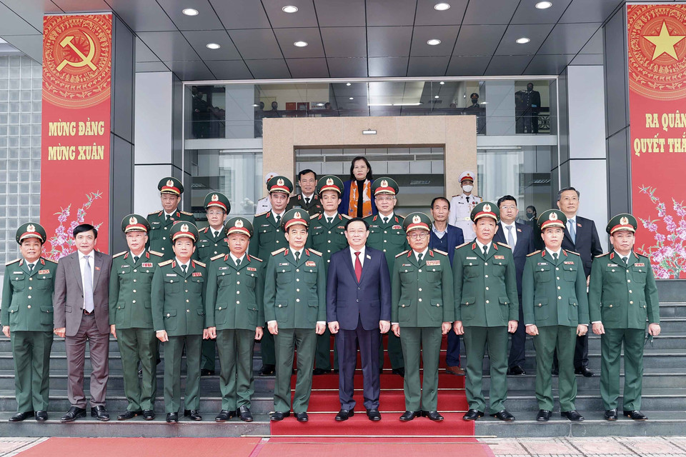 Chủ tịch Quốc hội Vương Đình Huệ với lãnh đạo, sỹ quan chỉ huy Tổng cục II. (Ảnh: Doãn Tấn/TTXVN)