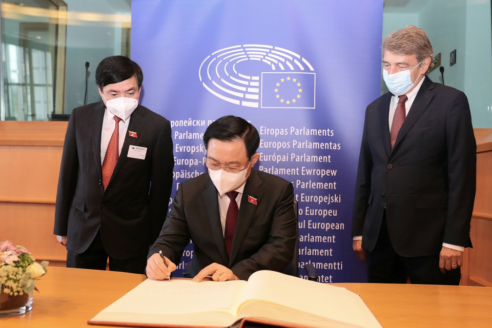 Chủ tịch Quốc hội Vương Đình Huệ ký Sổ vàng lưu niệm. (Ảnh: Doãn Tấn/TTXVN)