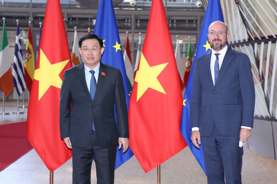 Chủ tịch Quốc hội Vương Đình Huệ và Chủ tịch Hội đồng Châu Âu Charles Michel. Ảnh: Doãn Tấn/TTXVN)