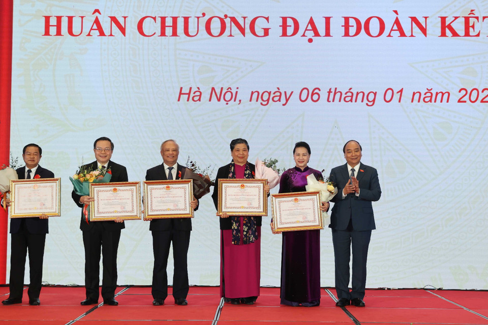Thủ tướng Nguyễn Xuân Phúc, Chủ tịch Hội đồng Thi đua - Khen thưởng Trung ương, trao tặng Huân chương Đại đoàn kết dân tộc cho Chủ tịch Quốc hội Nguyễn Thị Kim Ngân và các Phó Chủ tịch Quốc hội. (Ảnh: Thống Nhất/TTXVN)