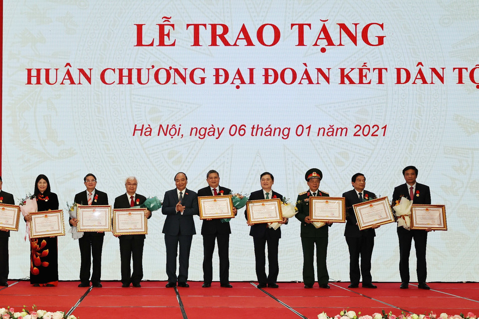 Thủ tướng Nguyễn Xuân Phúc trao Huân chương Đại đoàn kết dân tộc cho các Ủy viên Ủy ban Thường vụ Quốc hội. (Ảnh: Trọng Đức/TTXVN)
