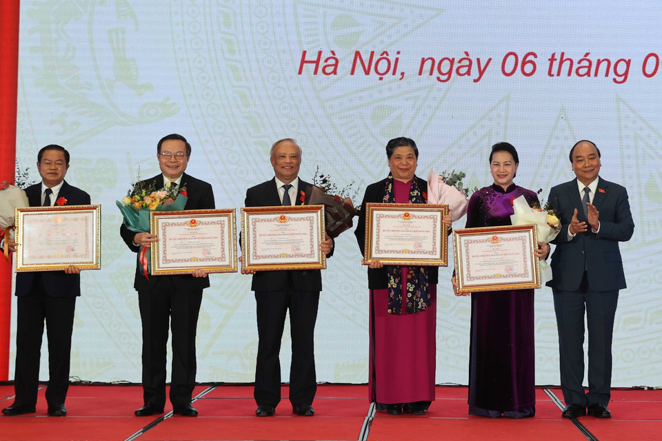 Thủ tướng Nguyễn Xuân Phúc, Chủ tịch Hội đồng Thi đua - Khen thưởng Trung ương, trao tặng Huân chương Đại đoàn kết dân tộc cho Chủ tịch Quốc hội Nguyễn Thị Kim Ngân và các Phó Chủ tịch Quốc hội. (Ảnh: Thống Nhất/TTXVN)