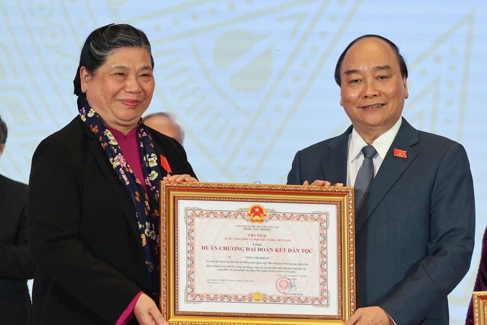 Thủ tướng Nguyễn Xuân Phúc, Chủ tịch Hội đồng Thi đua- Khen thưởng Trung ương, trao tặng Huân chương Đại đoàn kết dân tộc Phó Chủ tịch Thường trực Quốc hội Tòng Thị Phóng. (Ảnh: Thống Nhất/TTXVN)