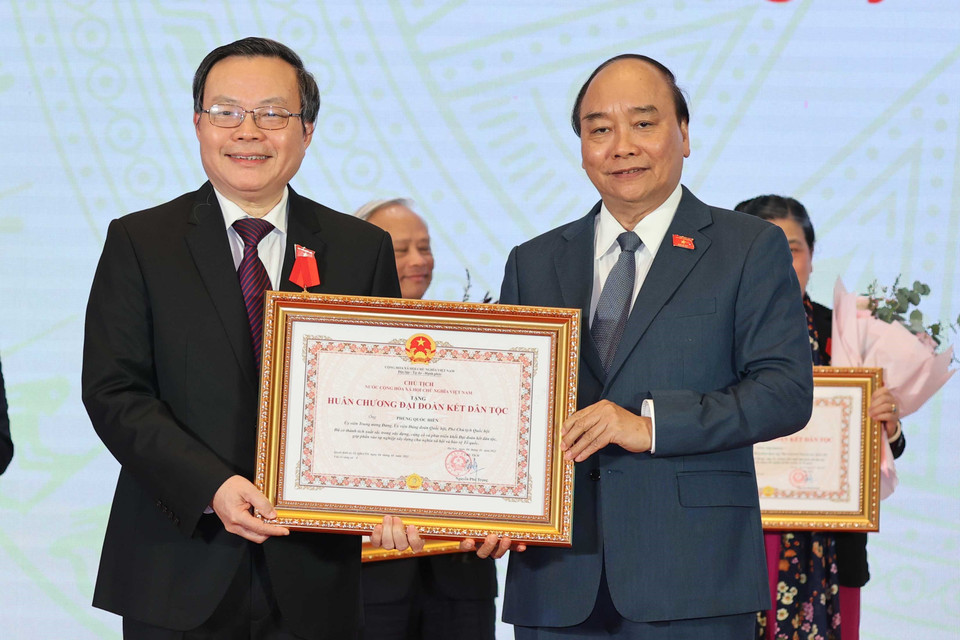 Thủ tướng Nguyễn Xuân Phúc, Chủ tịch Hội đồng Thi đua - Khen thưởng Trung ương, trao tặng Huân chương Đại đoàn kết dân tộc Phó Chủ tịch Quốc hội Phùng Quốc Hiển. (Ảnh: Thống Nhất/TTXVN)