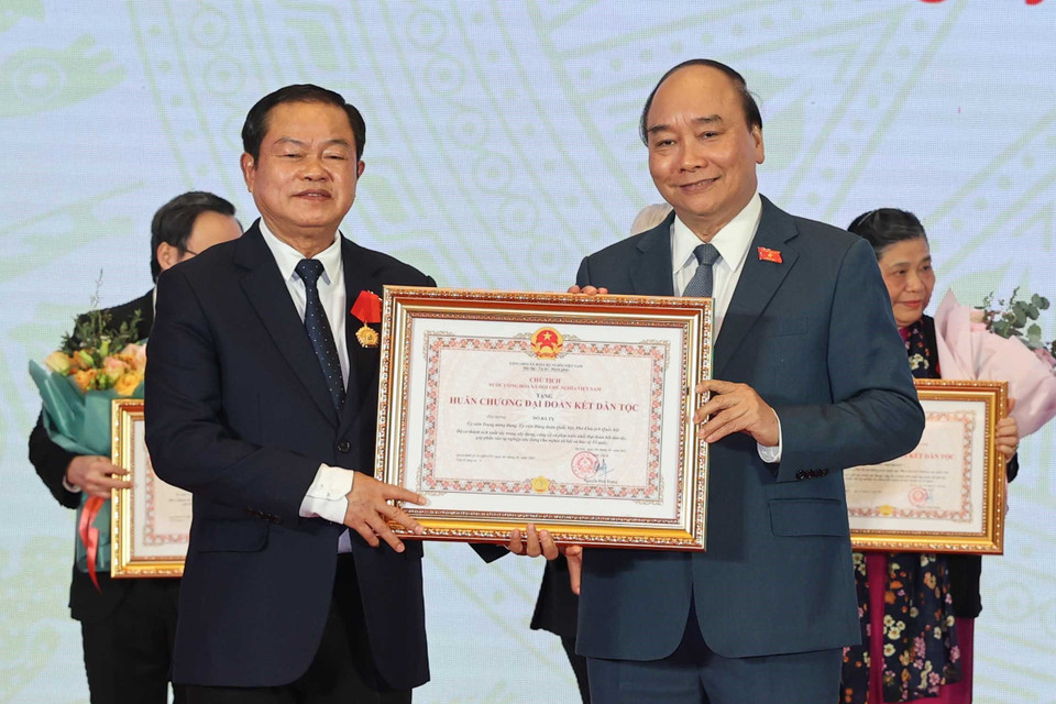 Thủ tướng Nguyễn Xuân Phúc, Chủ tịch Hội đồng Thi đua - Khen thưởng Trung ương, trao tặng Huân chương Đại đoàn kết dân tộc Phó Chủ tịch Quốc hội Đỗ Bá Tỵ. (Ảnh: Thống Nhất/TTXVN)