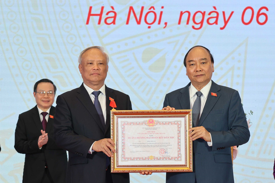 Thủ tướng Nguyễn Xuân Phúc, Chủ tịch Hội đồng Thi đua - Khen thưởng Trung ương, trao tặng Huân chương Đại đoàn kết dân tộc Phó Chủ tịch Quốc hội Uông Chu Lưu. (Ảnh: Thống Nhất/TTXVN)