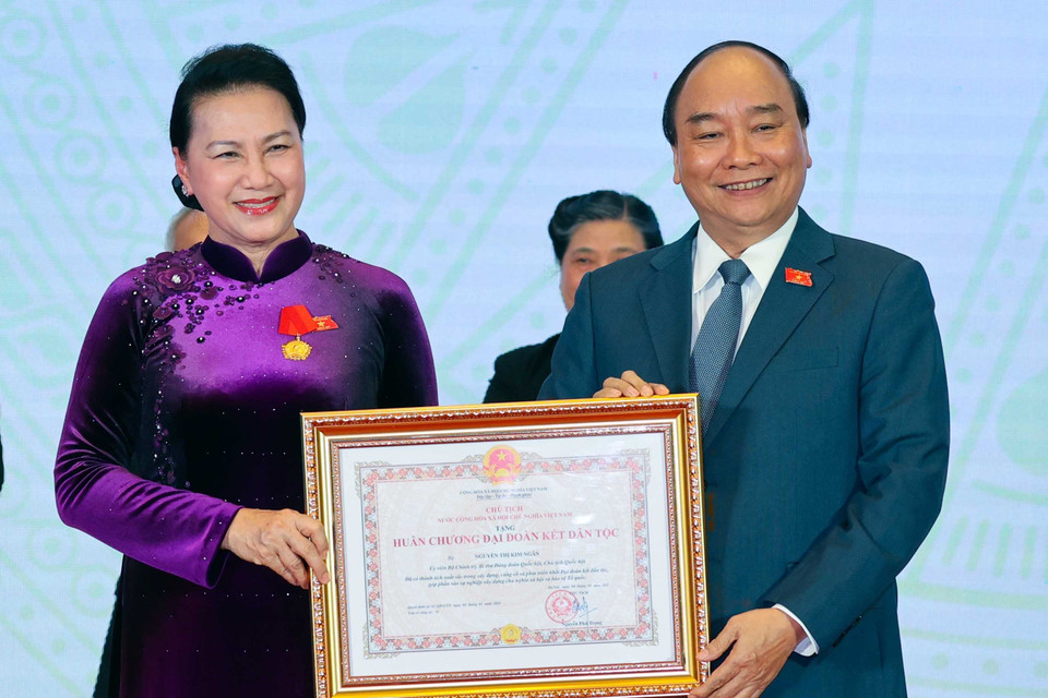 Thủ tướng Nguyễn Xuân Phúc, Chủ tịch Hội đồng Thi đua- Khen thưởng Trung ương, trao tặng Huân chương Đại đoàn kết dân tộc cho Chủ tịch Quốc hội Nguyễn Thị Kim Ngân. (Ảnh: Thống Nhất/TTXVN)
