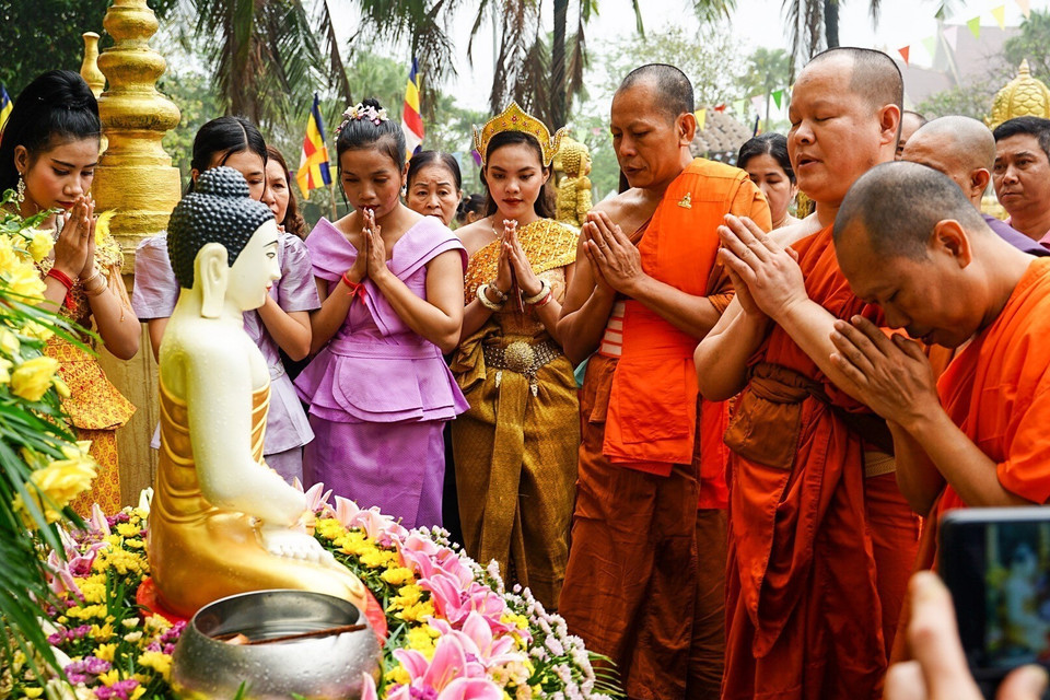 Nghi thức tắm Phật bằng nước ướp hương, gột rửa những điều không may mắn trong năm cũ để sang năm mới mọi sự được như ý. (Ảnh: Tuấn Đức/TTXVN)