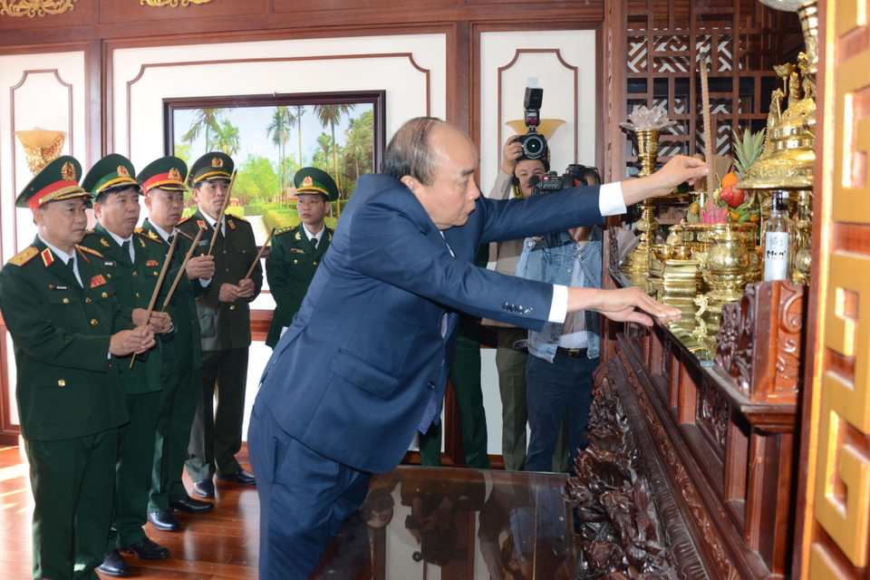 Thủ tướng Nguyễn Xuân Phúc dâng hương tưởng niệm Chủ tịch Hồ Chí Minh tại Bộ Chỉ huy Bộ đội Biên phòng thành phố Đà Nẵng. (Ảnh: Quốc Dũng/TTXVN)