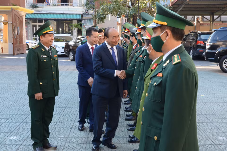 Thủ tướng Nguyễn Xuân Phúc đến thăm, chúc Tết các lực lượng vũ trang thành phố Đà Nẵng. (Ảnh: Quốc Dũng/TTXVN)