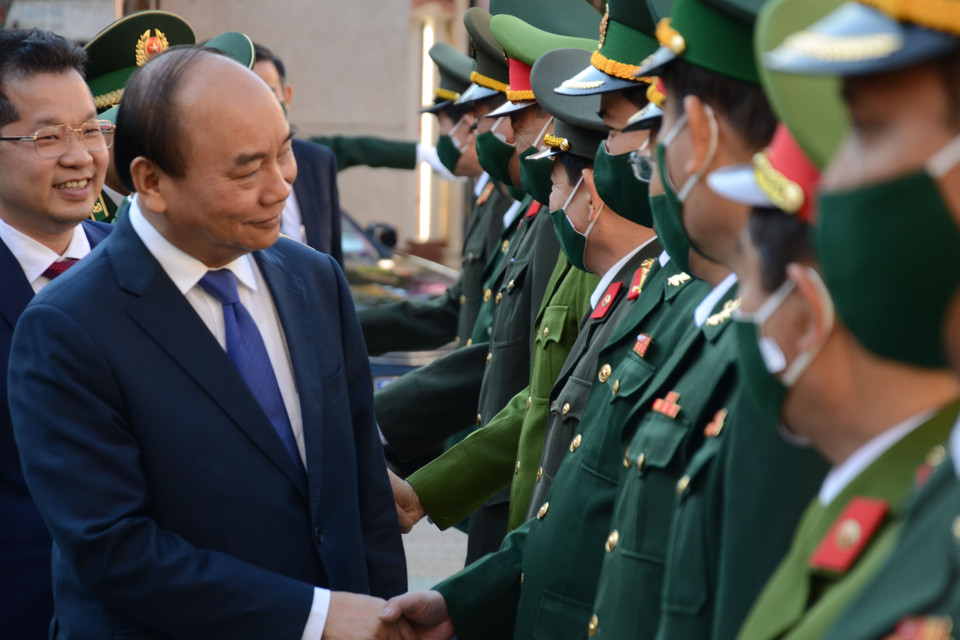 Thủ tướng Nguyễn Xuân Phúc thăm hỏi, động viên các lực lượng vũ trang đóng tại địa bàn thành phố Đà Nẵng. (Ảnh: Quốc Dũng/TTXVN)