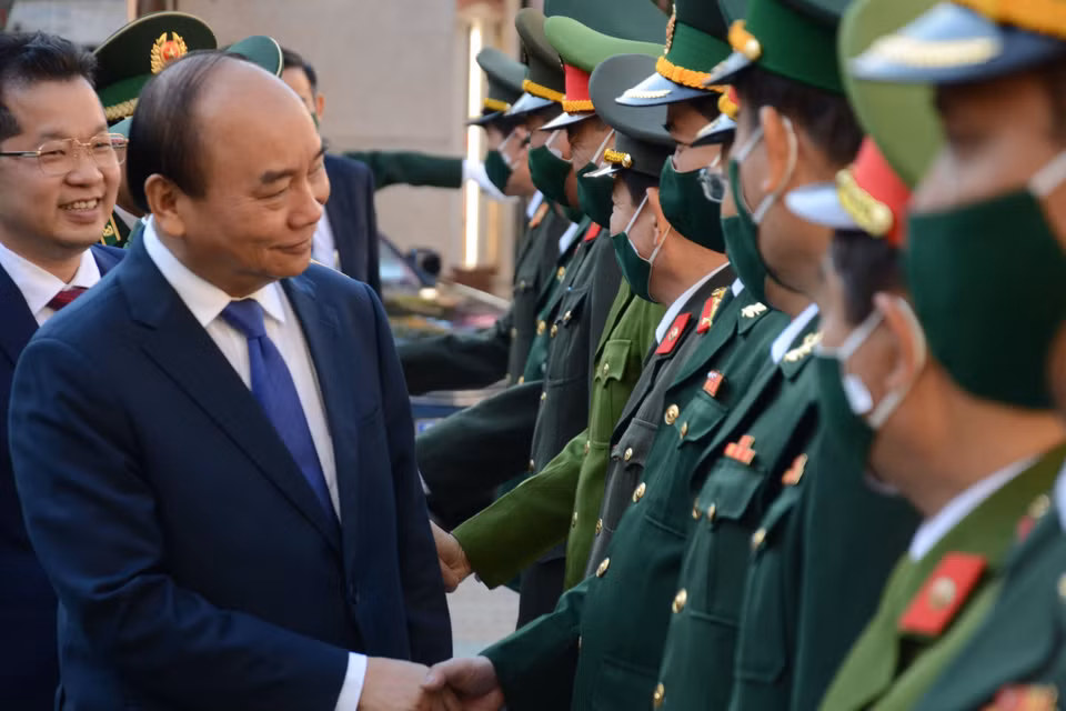 Thủ tướng Nguyễn Xuân Phúc thăm hỏi, động viên các lực lượng vũ trang đóng tại địa bàn thành phố Đà Nẵng. (Ảnh: Quốc Dũng/TTXVN)