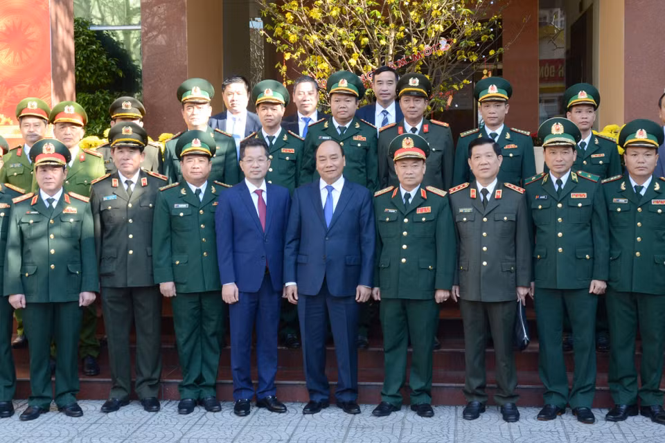 Thủ tướng Nguyễn Xuân Phúc chụp ảnh lưu niệm với lãnh đạo các lực lượng vũ trang thành phố Đà Nẵng. (Ảnh: Quốc Dũng/TTXVN)