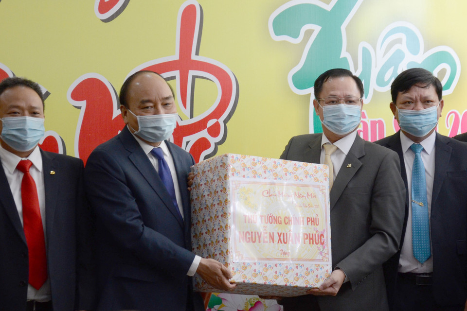 Thủ tướng Chính phủ Nguyễn Xuân Phúc tặng quà Tết cho Quận ủy Hải Châu. (Ảnh: Quốc Dũng/TTXVN)