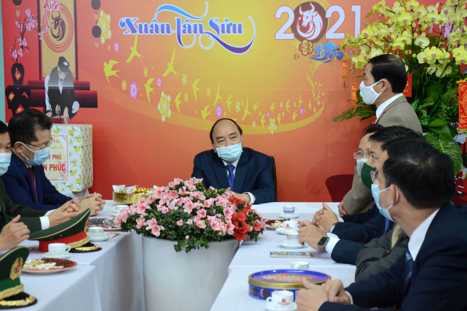 Thủ tướng Chính phủ Nguyễn Xuân Phúc nghe lãnh đạo UBND phường Thuận Phước, quận Hải Châu báo cáo. (Ảnh: Quốc Dũng/TTXVN)