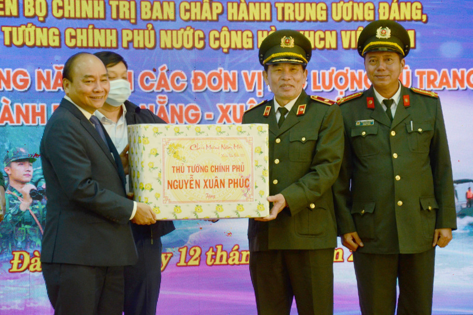 Thủ tướng Nguyễn Xuân Phúc tặng quà Tết cho lực lượng Công an thành phố Đà Nẵng. (Ảnh: Quốc Dũng/TTXVN)