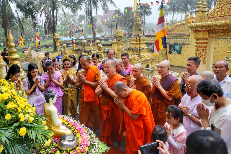 Nghi thức tắm Phật bằng nước ướp hương, gột rửa những điều không may mắn trong năm cũ để sang năm mới mọi sự được như ý. (Ảnh: Tuấn Đức/TTXVN)
