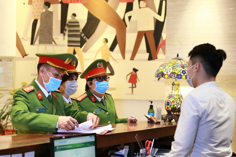 Lực lượng Công an quận Hoàn Kiếm kiểm tra công tác, phòng dịch COVID-19 tại các quán bar, karaoke. (Ảnh: Doãn Tấn/TTXVN)