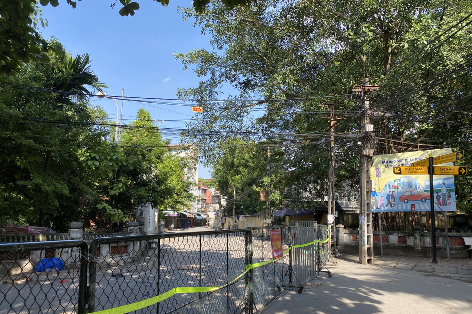 Chiều 4/11/2021, Ủy ban Nhân dân xã Ninh Hiệp, huyện Gia Lâm (Hà Nội) đã ban hành Thông báo số 2406 về việc giãn cách toàn bộ xã để thực hiện công tác truy vết, phòng chống dịch COVID-19, ở mức cấp độ 4, theo Nghị quyết số 128/NQ-CP ngày 11/10/2021. (Ảnh: Mạnh Khánh/TTXVN)