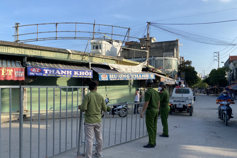 Xã Ninh Hiệp tạm dừng các dịch vụ kinh doanh, buôn bán, dịch vụ ăn uống, hoạt động thể dục thể thao trong toàn xã (trừ các chợ dân sinh, cửa hàng thực phẩm thiết yếu). (Ảnh: Mạnh Khánh/TTXVN)