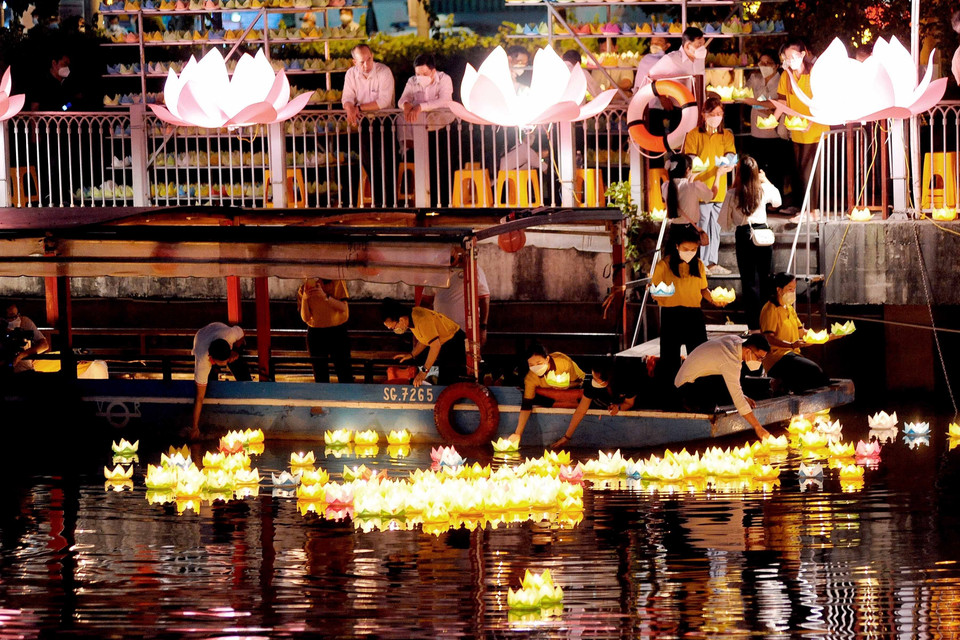 Nghi thức thả hoa đăng tưởng niệm đồng bào và cán bộ, chiến sỹ hy sinh, tử vong trong đại dịch COVID-19 trên kênh Nhiêu Lộc-Thị Nghè, trước chùa Pháp Hoa (auận 3, Thành phố Hồ Chí Minh). (Ảnh: An Hiếu/TTXVN)