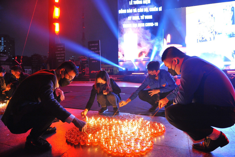 Tối 19/11, Ủy ban Trung ương Mặt trận Tổ quốc Việt Nam phối hợp với thành phố Hồ Chí Minh, Hà Nội và một số tỉnh, thành tổ chức Lễ tưởng niệm đồng bào và cán bộ, chiến sỹ hy sinh, tử vong trong đại dịch COVID-19. (Ảnh: Minh Đức/TTXVN)